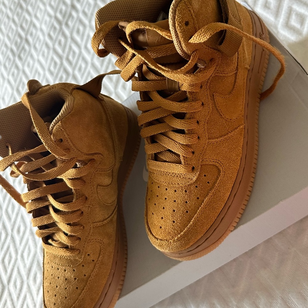Nike brown shoes comfy and good for winter style